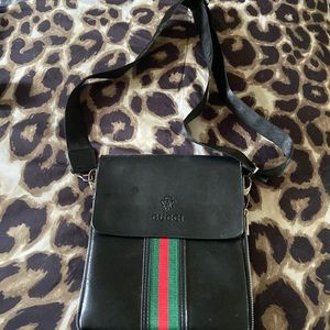 Men’s Gucci Messenger Bag Good condition minor damage